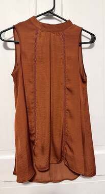 Sleeveless Mock Neck Satin High-Low Tank Top rust color size M